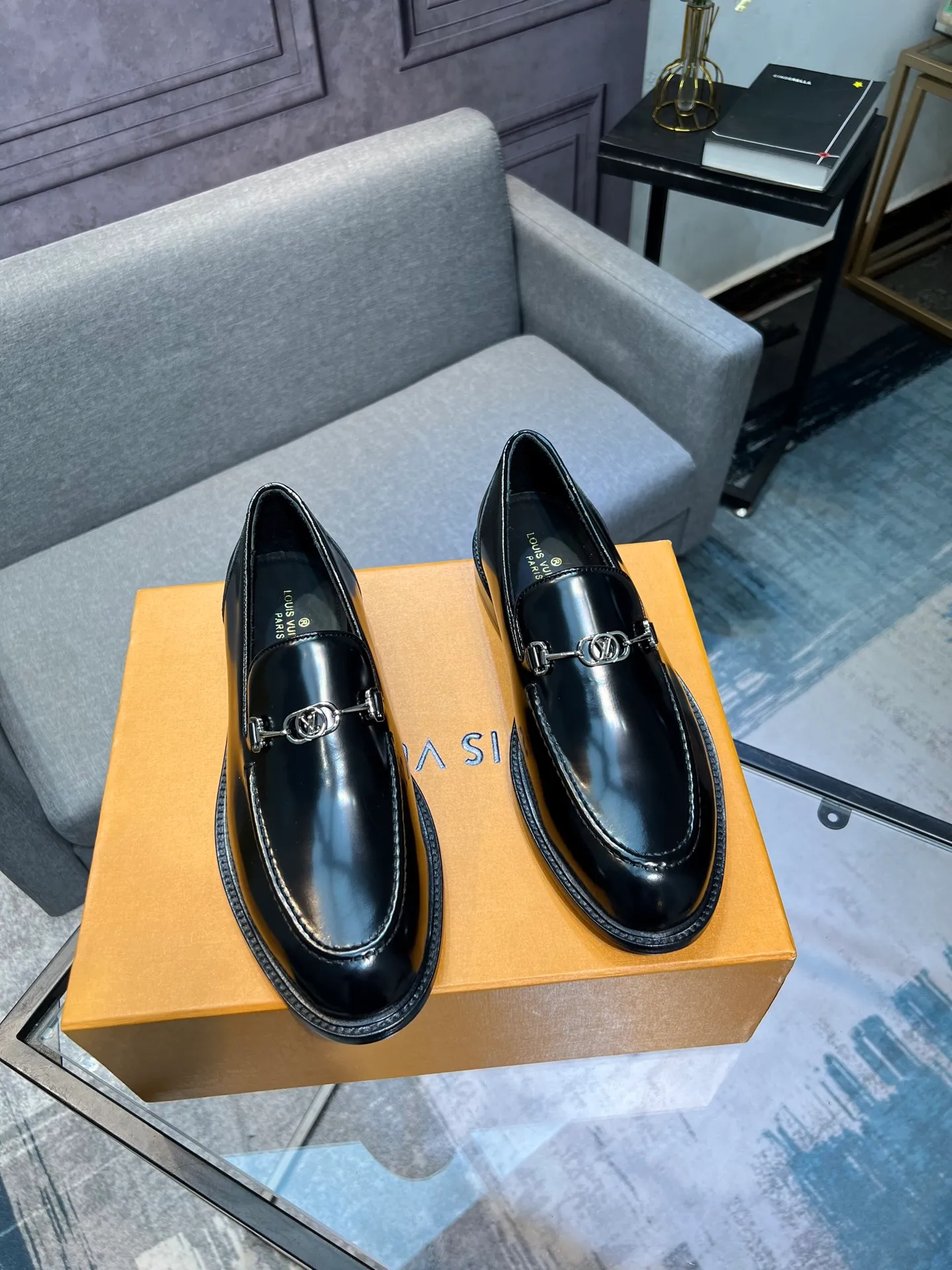 Men's shoes 💰1020 LV top luxury brand, high-quality men's business formal leather shoes, imported genuine leather soles! Customized imported leather, the first layer of open-edge beaded lacquered cowhide, the texture is incomparable, the imported cowhide lining, high-end high-end shoes, don't miss it! size:39-44 (Male 38 45 46 customized)